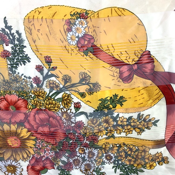 Lovely scarf with a hat and golden ribbons and a bouquet of flowers - Picture 10 of 10